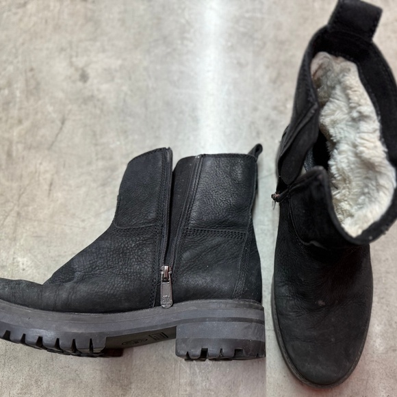 Timberland Women’s Ankle Boots A257S-A3919 — US 7.5W - Like New (used once) - Picture 3 of 9